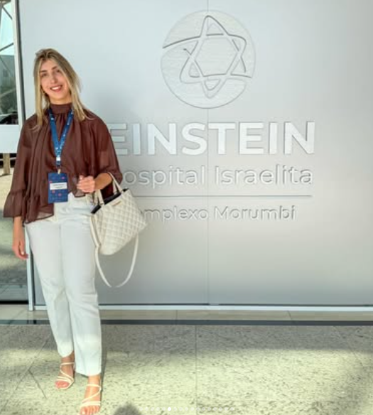 Dra. Aléxia em frente ao Hospital Israelita Albert Einstein